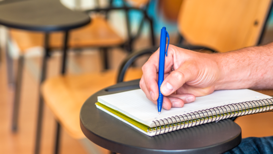 طالب يكتب | تعبيرية freepik