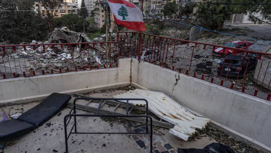 علم لبنان في موقع تعرض للقصف في النبطية 24/3/2026 | رويترز