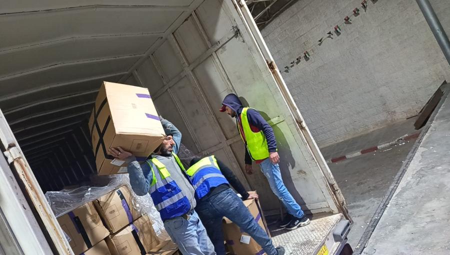 عمال يحملون طرودا بريدية وصلت إلى الأردن عبر المنافذ البرية 24/3/2026 | البريد الأردني