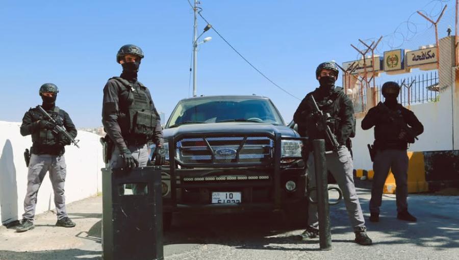 عناصر من إدارة مكافحة المخدرات