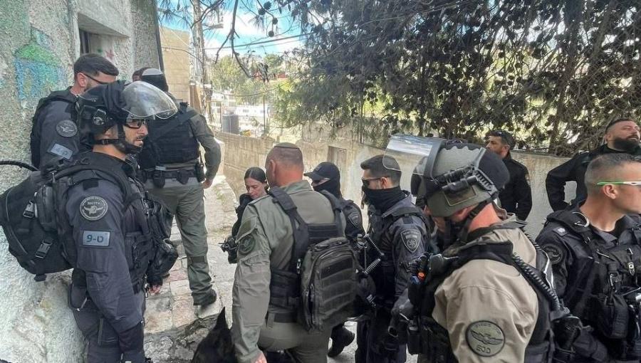 قوات الاحتلال خلال اقتحام منزل عائلة بصبوص في حي بطن الهوى بسلوان جنوب المسجد الأقصى 25/3/2026 | فلسطين بوست