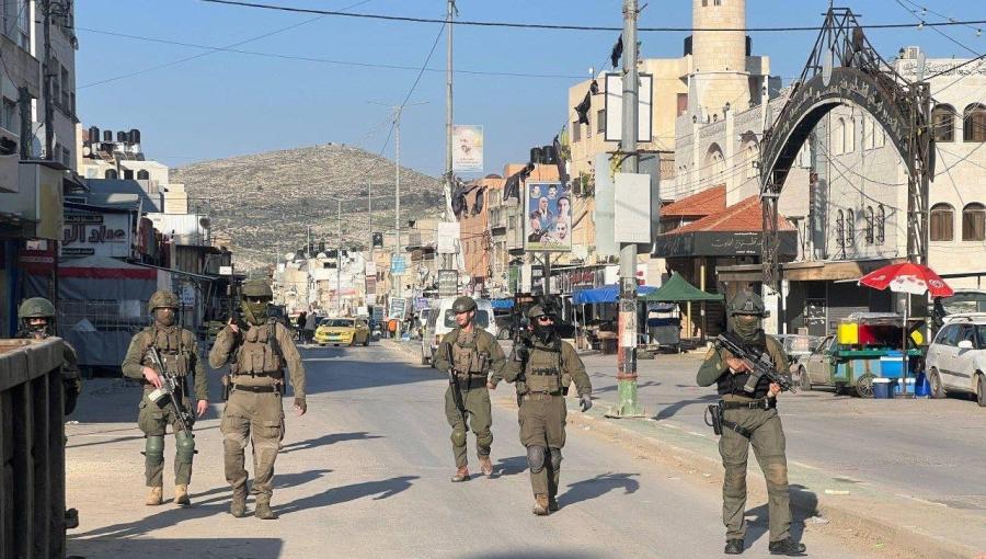 قوات الاحتلال خلال قمع الفلسطينيين على الشارع الرئيسي لمخيم عسكر شرق نابلس 2/3/2026 | فلسطين بوست