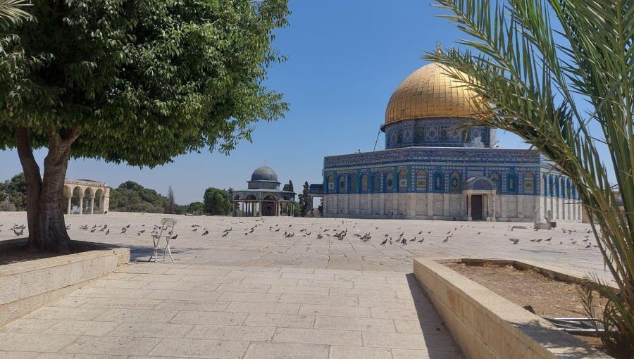 مشهد لساحات المسجد الأقصى الفارغة بسبب التقييدات الإسرائيلية