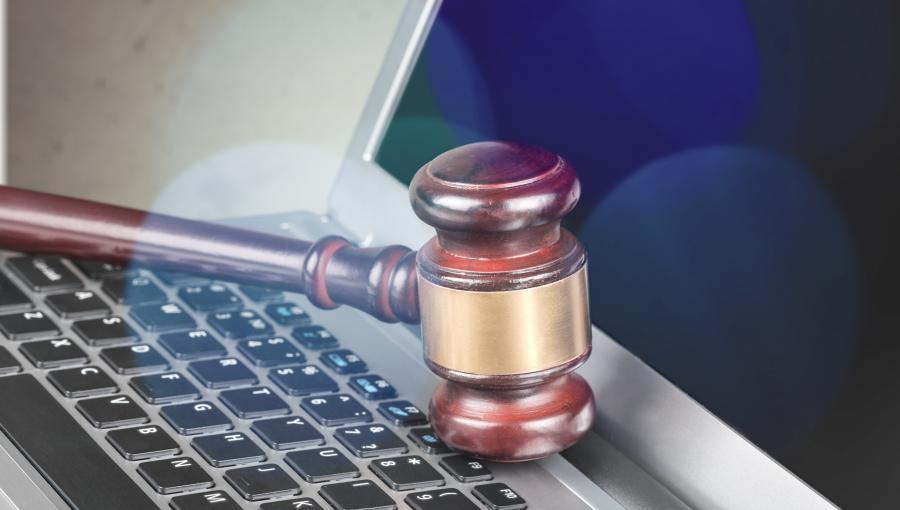 مطرقة على لوحة مفاتيح حاسوب محمول | freepik