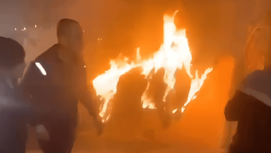 نيران مشتعلة في مكان سقوط جسم متفجر بشارع الثلاثين في لواء الرصيفة محافظة الزرقاء 12/3/2026 | مواقع التواصل