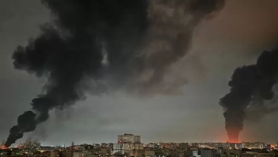 نيران وأعمدة دخان تتصاعد من مطار مهرآباد ضمن غارات طالت غرب طهران 16/3/2026 | مواقع التواصل