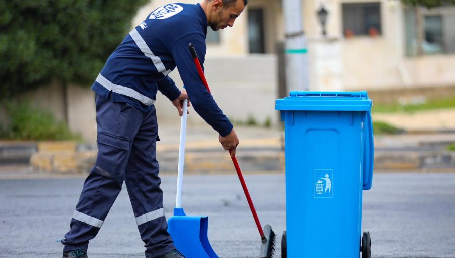 أحد كوادر أمانة عمان خلال حملة جمع ونقل النفايات في منطقتي زهران وطارق | أمانة عمان