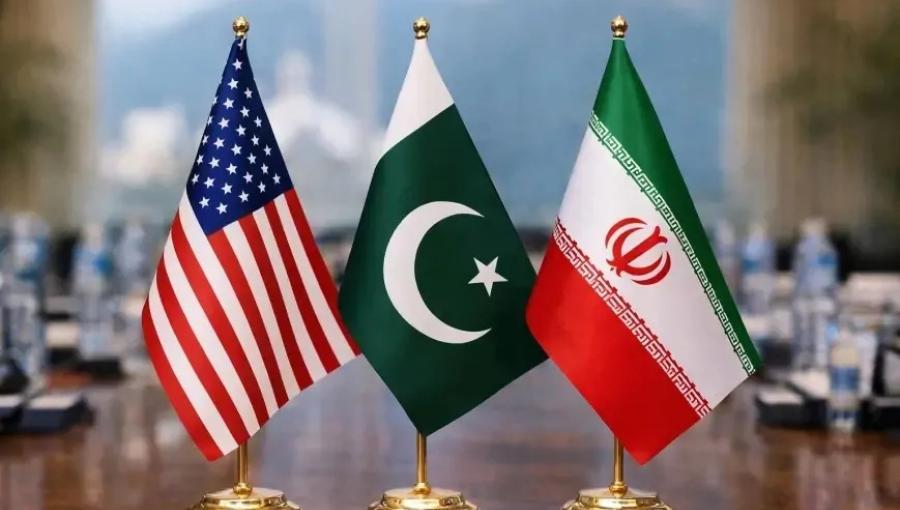 أعلام إيران وباكستان والولايات المتحدة الأمريكية