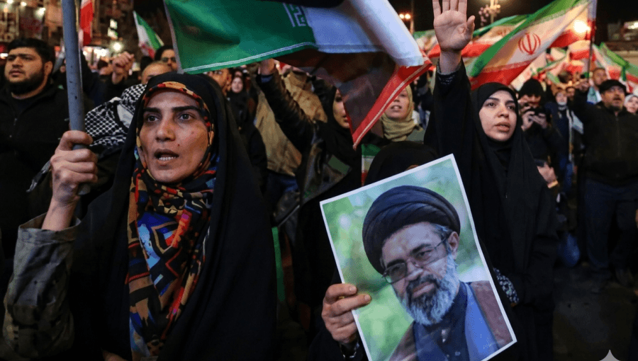 إيرانيون يشاركون في مسيرة مناهضة للولايات المتحدة في ساحة الثورة بطهران | رويترز