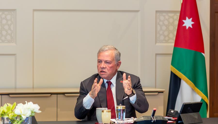 الملك عبدالله الثاني خلال ترؤسه اجتماعا للاطلاع على إجراءات الحكومة استعدادا لتنفيذ مشروع الناقل الوطني للمياه 19/4/2026 | الديوان الملكي الهاشمي﻿