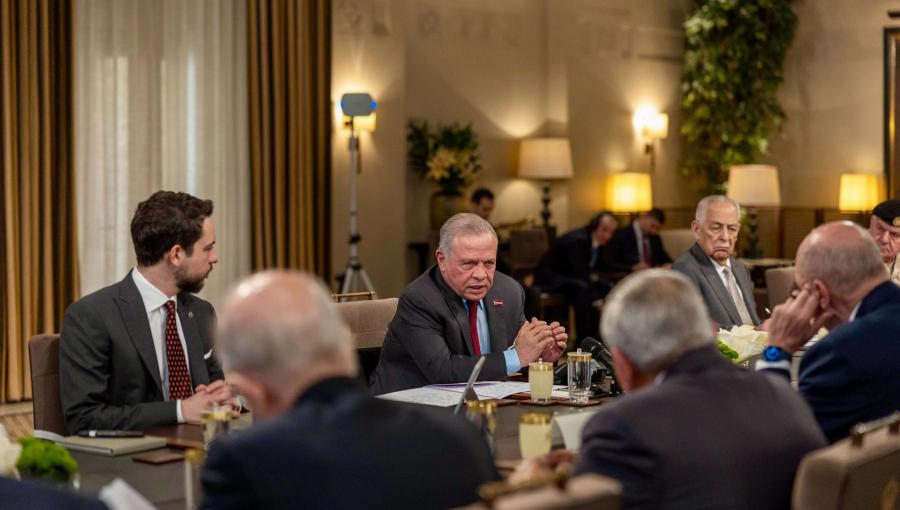 الملك عبدالله الثاني  خلال لقاء مع عدد من رؤساء الوزراء والمسؤولين السابقين للحديث عن التطورات الإقليمية وإجراءات التعامل مع تبعات الحرب 8/4/2026 | الديوان الملكي الهاشمي