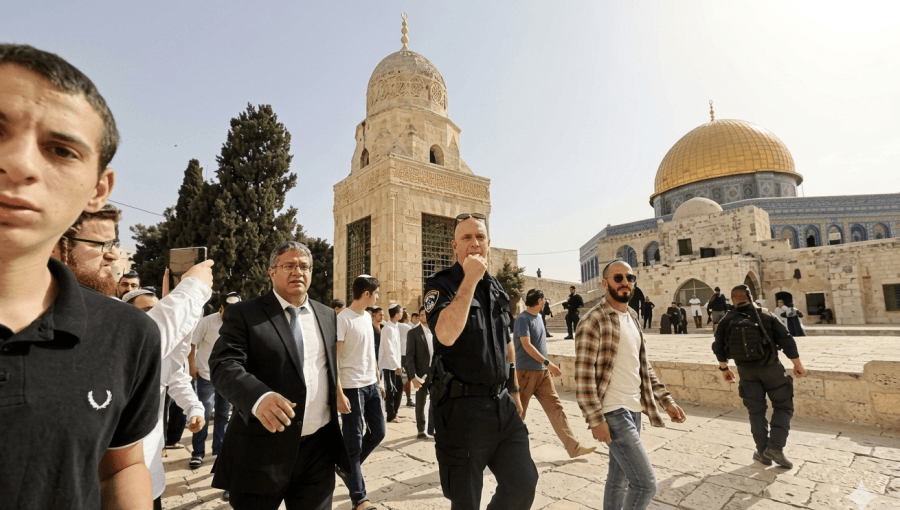 الوزير المتطرف بن غفير خلال اقتحام سابق للمسجد الأقصى المبارك