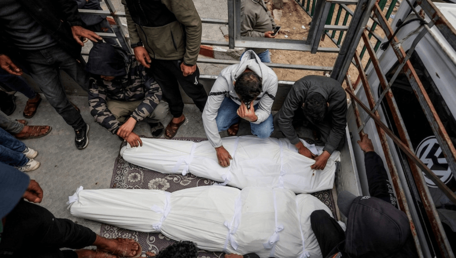 تشييع جثماني فلسطينيين استشهدا بغارة إسرائيلية في مدينة غزة