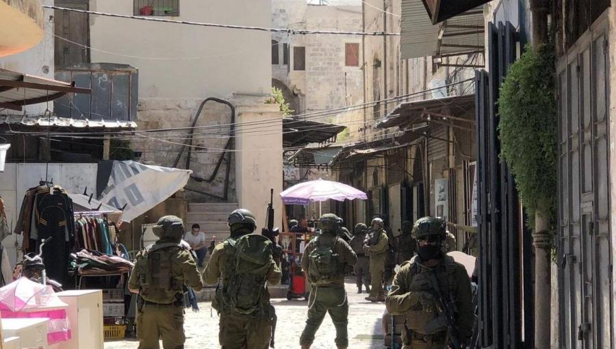 جانب من اقتحام منطقة باب الساحة في البلدة القديمة وسط نابلس 27/4/2026 | فلسطين بوست