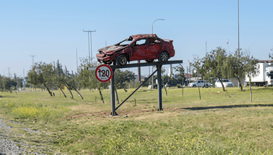 سيارة تعرضت لحادث مروري معروضة على طريق المطار في العاصمة عمان