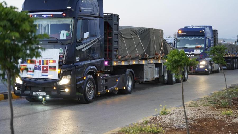 شاحنة تضع على مقدمتها أعلام الدول المشاركة بقافلة مساعدات إنسانية دولية مشتركة متجهة من الأردن إلى لبنان 23/4/2026 | الهيئة الخيرية الهاشمية