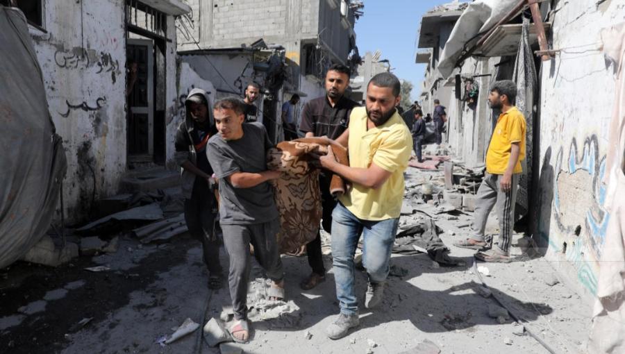 شبان يحملون جثمان شهيد في غزة | أرشيفية