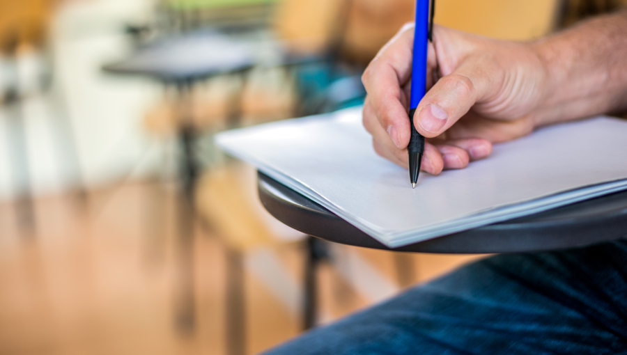 شخص خلال تقديم امتحان | تعبيرية freepik