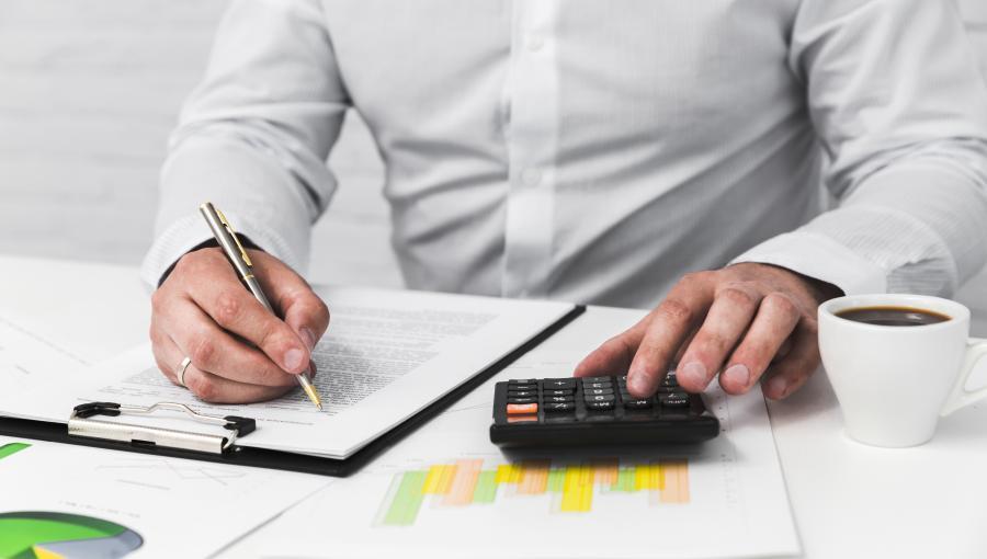 شخص يجري حسابات مالية | تعبيرية