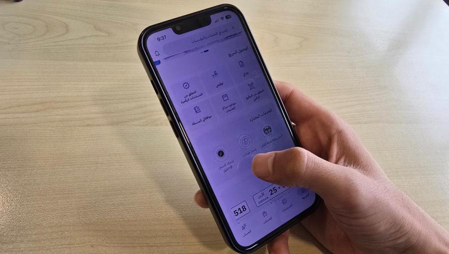 شخص يستخدم تطبيق سند على هاتفه | حسنى