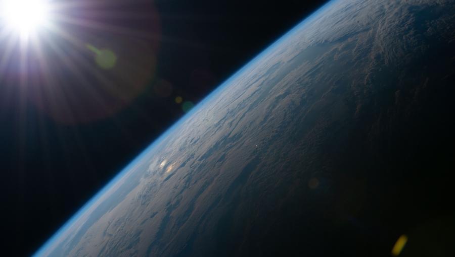 صورة من محطة الفضاء الدولية تظهر جزء الأرض وسطوع الشمس 21/4/2026 | ناسا