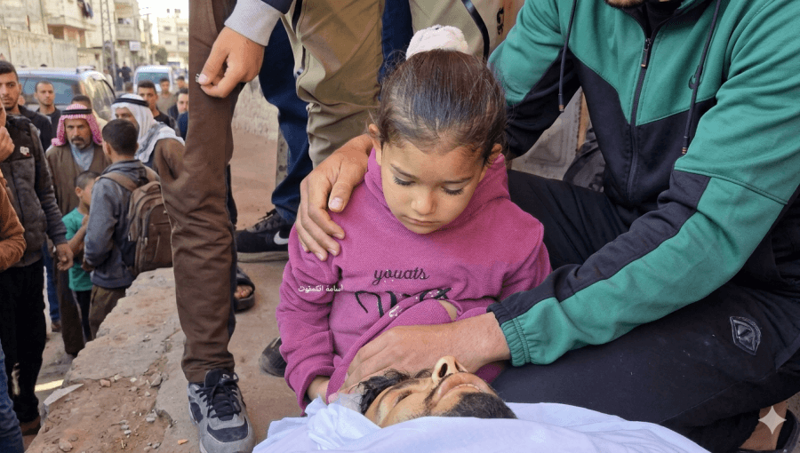 طفلة تلقي نظرة الوداع الأخيرة على والدها الذي استشهد في قصف مجموعة من الفلسطينيين على مدخل دير البلح وسط قطاع غزة 13/4/2026 | مواقع التواصل