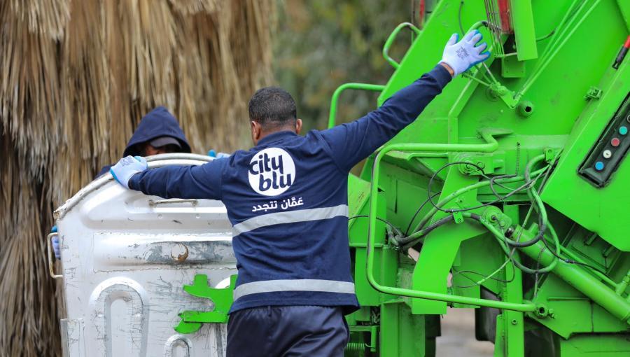 عاملون ضمن إحدى الشركات المزودة للخدمة يجمعون وينقلون النفايات في منطقتي زهران وطارق 1/4/2026 | أمانة عمان الكبرى