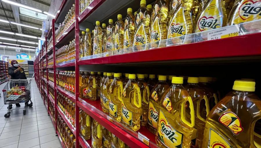 عبوات زيوت نباتية على أرفف أحد المتاجر