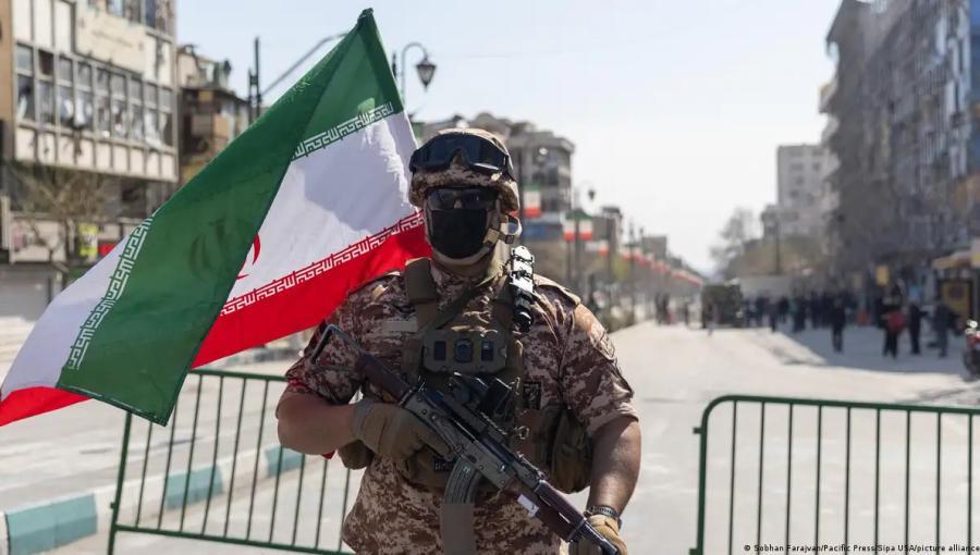 عنصر من الحرس الثوري الإيراني في أحد شوارع العاصمة طهران