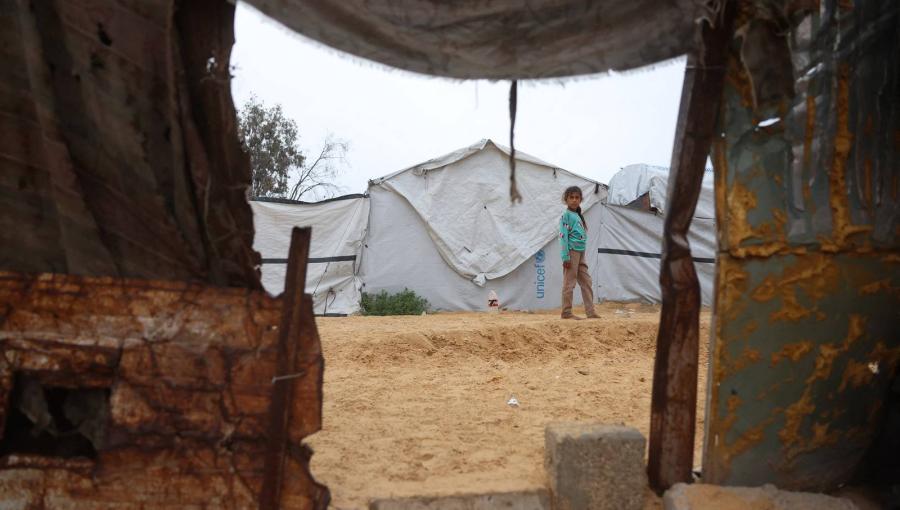 فتاة تقف في مخيم مؤقت للنازحين الفلسطينيين في منطقة نهر البارد في خانيونس بجنوب قطاع غزة | وكالة الأنباء الفرنسية