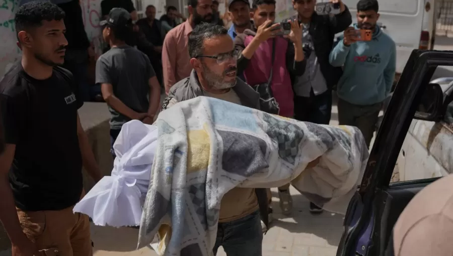 فلسطيني يحمل جثمان فتى استشهد برصاص الاحتلال خلال تشييعه خارج مستشفى الشفاء بمدينة غزة 17/4/2026 | أسوشييتد برس