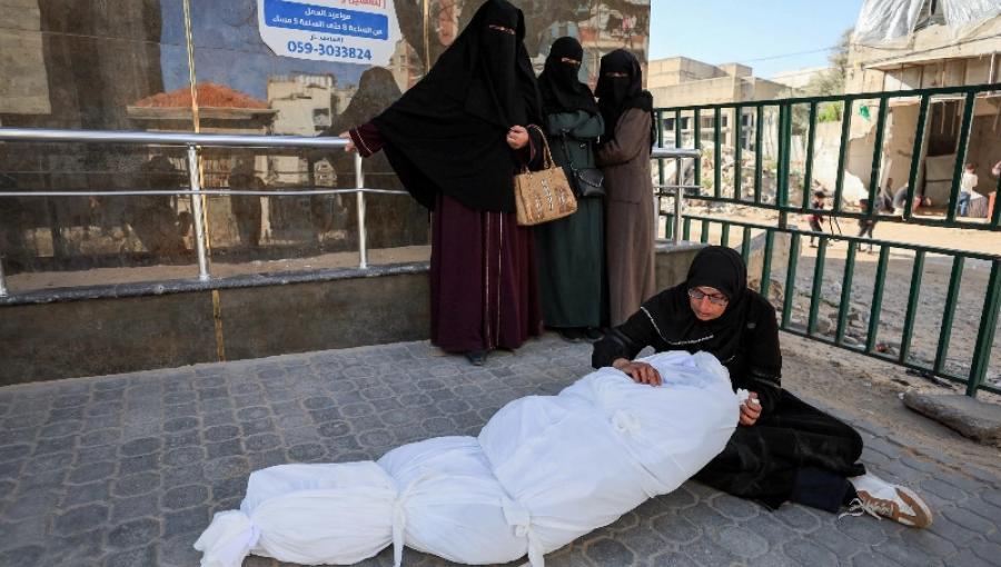 فلسطينية في مستشفى الشفاء بمدينة غزة وتحتضن جثمان أحد أولادها الذي استشهد في قصف إسرائيلي 9/4/2026 | رويترز