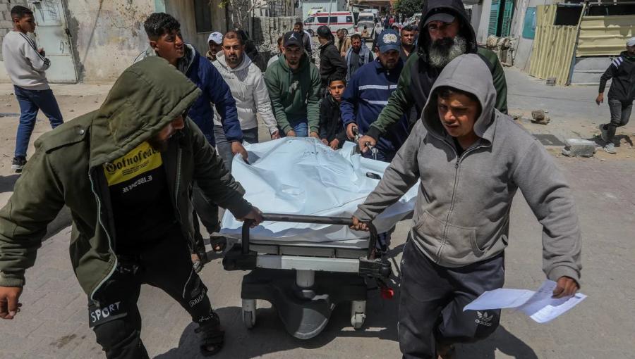 فلسطينيون ينقلون جثمان شهيد ارتقى بقصف استهدف وسط مدينة غزة 13/4/2026 | رويترز