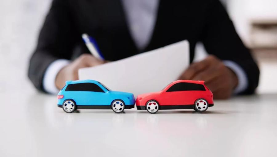 لعبتان على شكل سيارة | تعبيرية