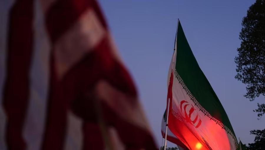 متظاهرون يرفعون العلم الإيراني أمام البيت الأبيض بعد إعلان ترامب وقف إطلاق نار لمدة أسبوعين مع إيران 8/4/2026 | رويترز