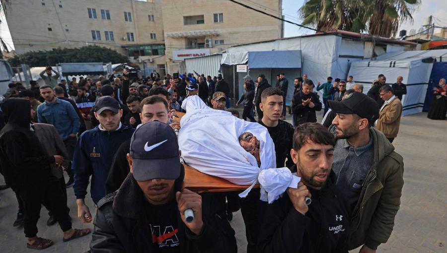 مشيعون يحملون جثمان فلسطيني استشهد إثر غارة إسرائيلية على دير البلح | وكالة الأنباء الفرنسية