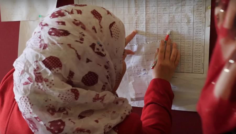 معلمة تراجع جدول الحصص | تعبيرية