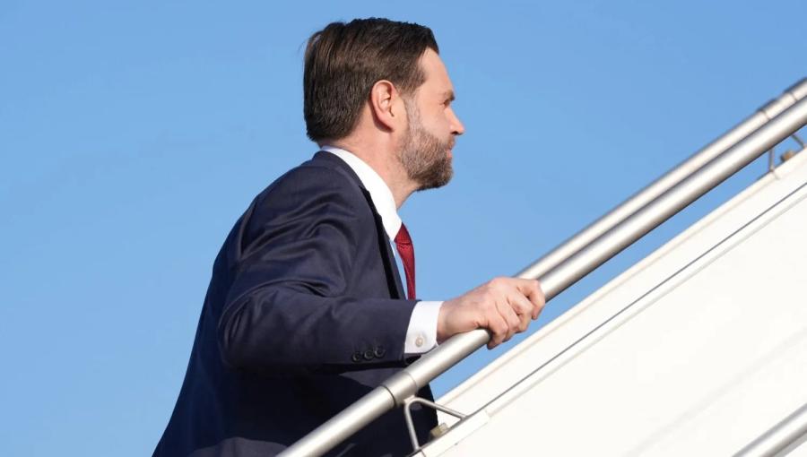 نائب الرئيس الأمريكي جيه دي فانس يستقل طائرته بعد انتهاء محادثات السلام مع إيران في إسلام آباد دون اتفاق | رويترز