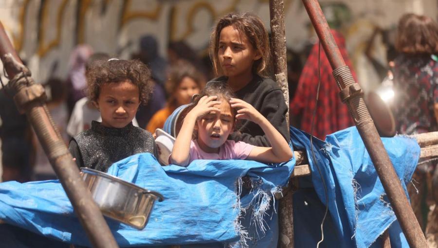 أطفال في قطاع غزة خلال انتظارهم المساعدات الغذائية | UN News