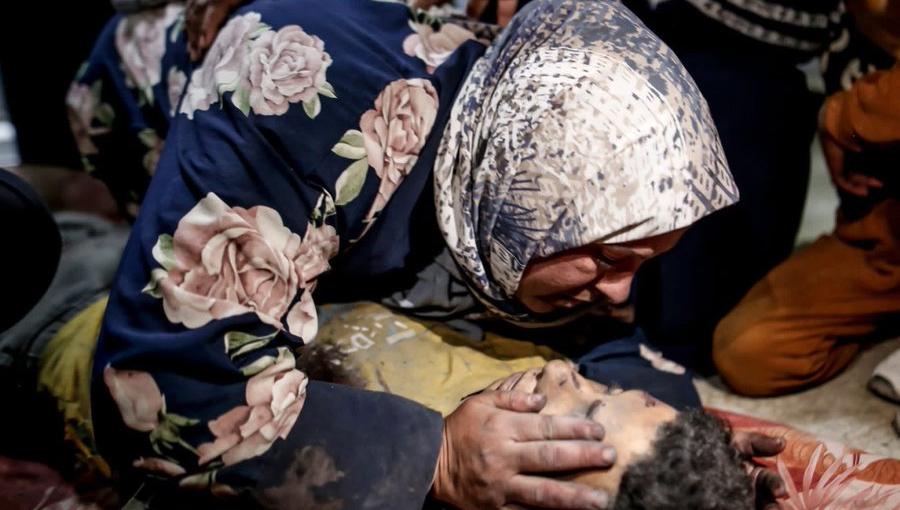 أم الشهيد محمود سحويل تودعه الوداع الأخير | مواقع التواصل
