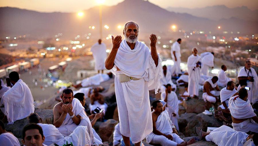 حجاج يتضرعون إلى الله على جبل عرفة