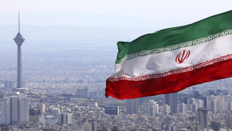 العلم الإيراني وفي المشهد العاصمة طهران | أسوشييتد برس