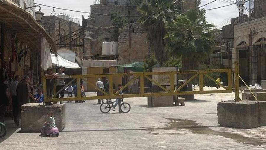 بوابة حديدية نصبها الاحتلال على مدخل البلدة القديمة في مدينة الخليل 20/5/2026 | فلسطين بوست