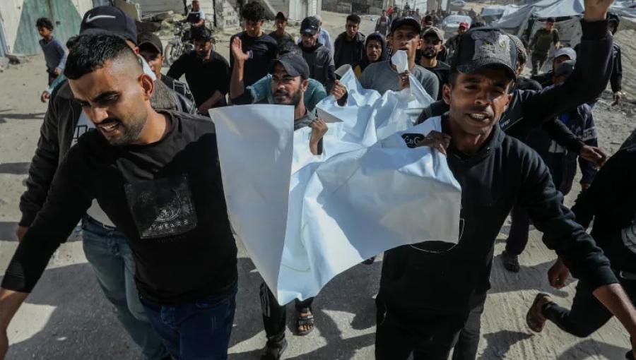 تشييع جثمان شهيد أمام مستشفى ناصر في قطاع غزة 3/5/2026 | الأناضول