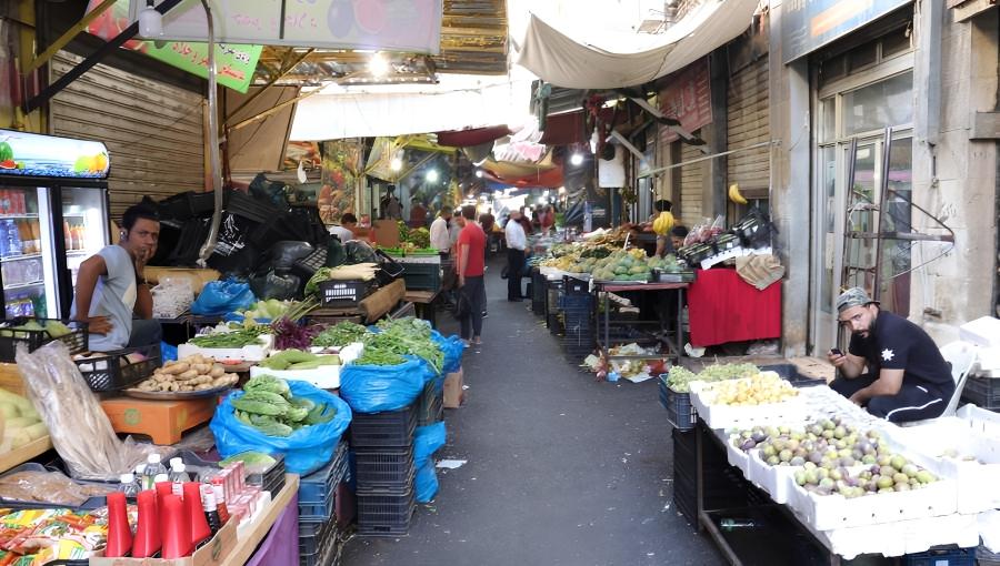 جانب من سوق السكر في منطقة وسط البلد بالعاصمة عمان