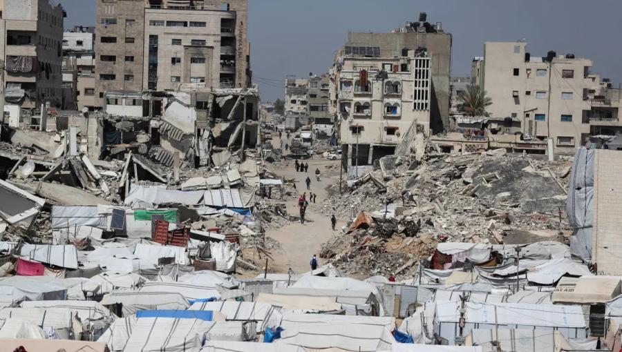 خيام تؤوي نازحين فلسطينيين قرب أنقاض مبانٍ سكنية دُمرت خلال العدوان الإسرائيلي الذي استمر عامين على مدينة غزة | رويترز