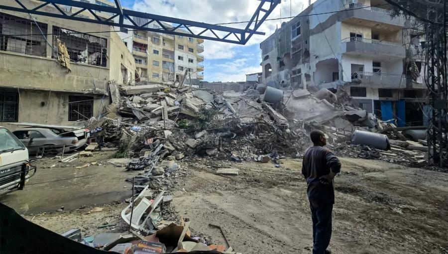 سكان يتفقدون الركام الناتج عن غارة إسرائيلية استهدفت مدينة صور في جنوب لبنان | وكالة الأنباء الفرنسية
