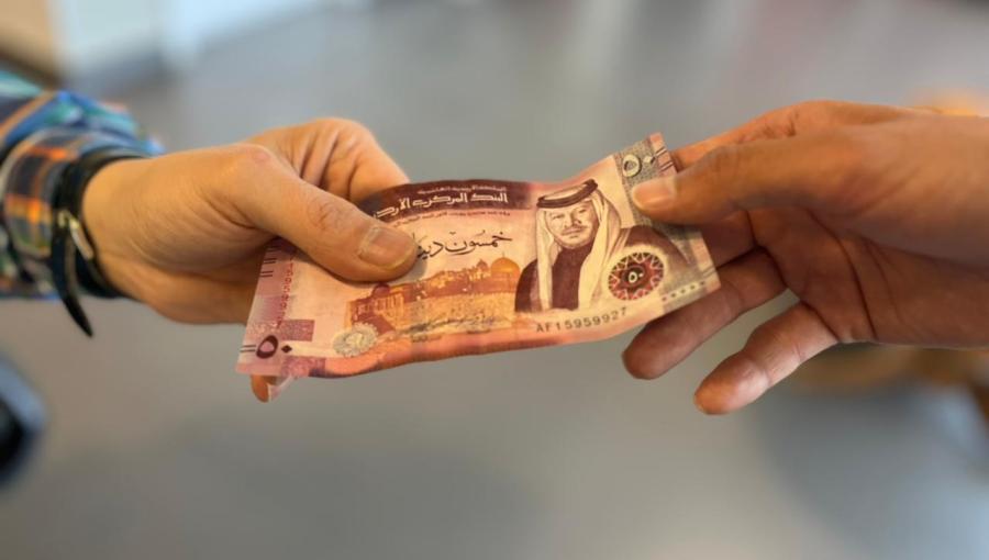 شخص يعطي آخر خمسين دينارا | حسنى