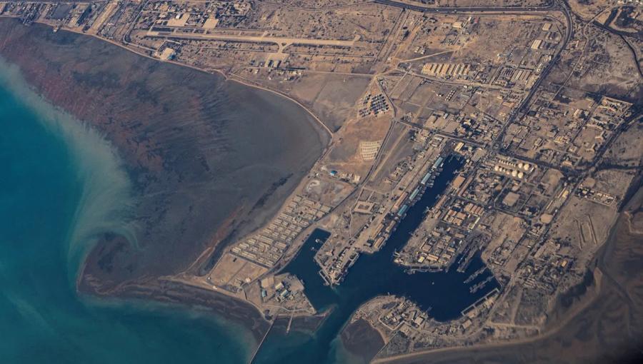 صورة جوية سابقة لميناء بندر عباس الإيراني المطل على مضيق هرمز | رويترز