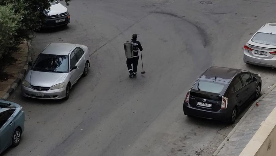 عامل نظافة في إحدى مناطق العاصمة | حسنى